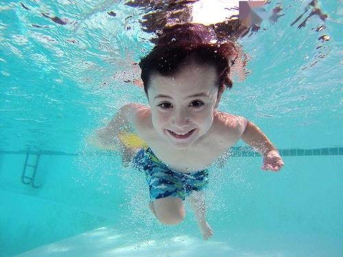 游泳池被爆料怎么办啊视频,揭秘游泳池卫生问题